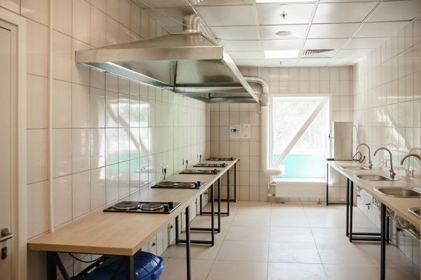 OZON ОТКРЫЛ ОБЩЕЖИТИЕ ДЛЯ СОТРУДНИКОВ ЛОГОЦЕНТРОВ ПОДМОСКОВЬЯ Ключевые детали проекта: Вместимость: 486 человек первая волна заселения – 150 сотрудников уже в ближайшие 2 недели ; Локация: Солнечногорск пешая доступность от складов Ozon ; Целевая аудитория: работники платформы Ozon Community сортировщики, комплектовщики, водители . «Общежитие – часть нашей стратегии по созданию комфортных условий труда: современные склады, достойная оплата и теперь – жилье рядом с рабочим местом», – прокомментировал директор по взаимодействию с региональными и зарубежными органами власти Ozon Владимир Гончаревич. Условия проживания: Полноценная инфраструктура: кухни и столовые зоны, постирочные и душевые, зоны отдыха и спальные места; Учет сменного графика работы проживающих; Упрощенная система регистрации через email Чтобы заселиться в общежитие, нужно написать на электронную почту и обратиться к администратору на стойке регистрации . Преимущества для сотрудников: Снижение расходов на аренду жилья; Минимизация времени на дорогу до работы; Комфортные условия для отдыха между сменами. «Размещение рядом с местом труда – это экономия времени и рост продуктивности», – подчеркнул глава Главного управления региональной безопасности Московской области Кирилл Карасев. Контекст: Проект реализован при поддержке властей Подмосковья; Часть стратегии по улучшению условий труда для сотрудников, включая иностранных работников; Направлен на повышение операционной эффективности логистических процессов. Забота от сотрудниках? Отчасти. Распоряжение сверху? Всенепременно. В марте 2024 года вступило в силу распоряжение губернатора Московской области Андрея Воробьева о том, что компании, строящие в Подмосковье склады и распределительные центры, обязаны взять на себя обязательство строить на территории объектов общежития для мигрантов. Причем инвесторы должны будут обеспечить жильем не менее 70% трудовых мигрантов, работающих на объекте.