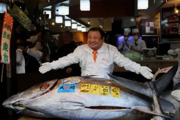 В Японии продали тунец за рекордные 3 млн 250 тысяч долларов Первый в новом году аукцион прошёл на рыбном рынке Тоёсу в Токио Сообщается что побита цена 2019 года Сеть ресторанов Sushi Zanmai приобрела голубого тунца весом 243 килограмма которого выловили у побережья города Ома в префектуре Аомори Там заявили что редкий деликатес будет продаваться по обычной цене но не более одного кусочка на человека Подписаться на Говорит Москва Telegram VK MAX