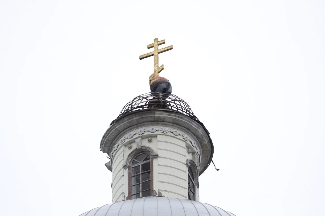 После нашей публикации Свято Никольский храм в Епифани начали потихоньку восстанавливать В главной достопримечательности поселка стартовали долгожданные работы Об этом сообщил глава региона Дмитрий Миляев Напомним в конце мая после атаки дронов загорелся купол Свято Никольского собора Пострадали также окна и элементы внешнего декора К счастью крест остался невредим До недавнего времени состояние объекта культурного наследия федерального значения никого не волновало кроме местных жителей А теперь к неравнодушным и обеспокоенным людям прислушались и в храме как рассказали нам туляки заметили строителей По словам губернатора сейчас на объект завозят строительные материалы и подготавливают площадку Финансирование происходит за счет внебюджетных средств и пожертвований граждан