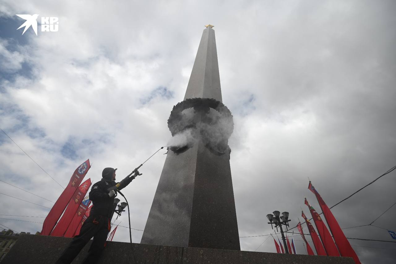 Обелиск «Городу-герою Ленинграду» на площади Восстания помыли к 9 Мая Памятник очистили сегодня, 5 мая, специалисты Государственного музея городской скульптуры. Сначала реставраторы привели в порядок золочёную звезду и венчающей обелиск, после — промыли постамент и стилобат. Обелиск стал первым объектом, с которого началась сезонная реставрационная кампания, — рассказали в пресс-службе Государственного музея городской скульптуры. / : Алексей Булатов : СПб — отдай свой буст нам