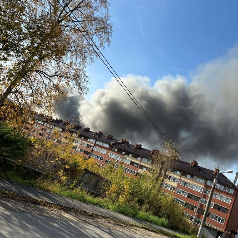 На улице Соликамская сильный пожар.   Очевидцы сообщают, что горят очистные сооружения в «Камтэкс-Химпром». По данным МЧС, произошло короткое замыкание насоса в градирной, сгорели кабели на площади 40 квадратных метров.  Пожар ликвидируют, пострадавших нет. Информация уточняется.  UPD: Пожар ликвидирован.     Подписаться   Прислать новость