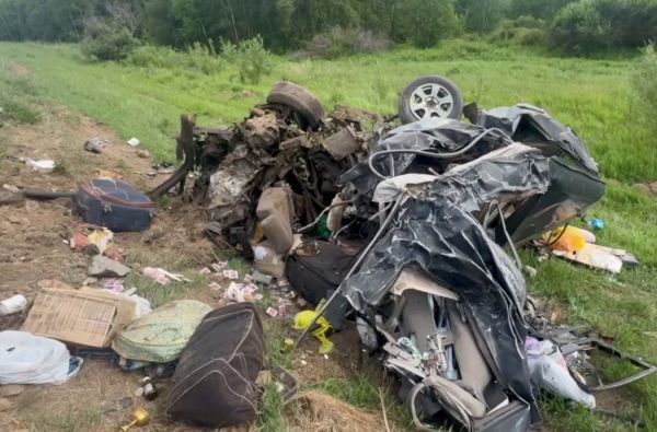 ДТП с двумя погибшими произошло днем 11 июля на 577 километре трассы Р-258 «Байкал» в Мухоршибирском районе. Там столкнулись грузовик «Ман» и «Ниссан Караван». Об этом сообщили в Телеграм-канале «Полиция Бурятии». В аварии погибли водитель легковушки 1982 года рождения и пассажир 2017 года рождения. Также пострадали две женщины 1955 и 1978 годов рождения, их доставили в больницу. Сейчас дорожная полиция выясняет детали случившегося. #бурятия