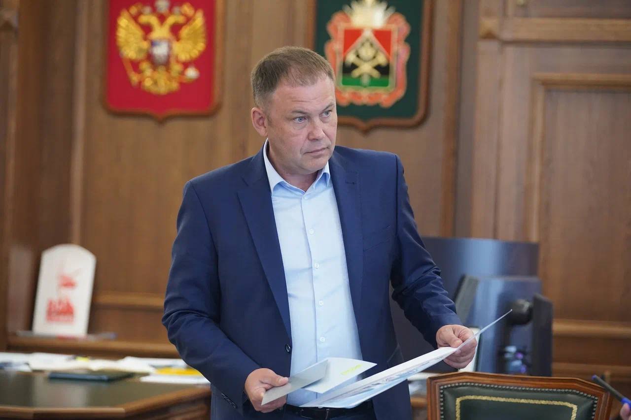 В Кузбассе архитекторы и инвесторы готовят проекты застройки для комфортной городской среды Визуальные решения обсудили на совещании с участием губернатора Ильи Середюка. Особое внимание уделили развитию социальной инфраструктуры: в новых жилых районах должно быть достаточно дорог и парковок, мест в детсадах и школах. Среди рассмотренных проектов — новое здание Арбитражного суда, жилой дом напротив цирка, застройка ниже ТРК «Лапландия». Вся Сибирь Подписаться #новости #Кузбасс