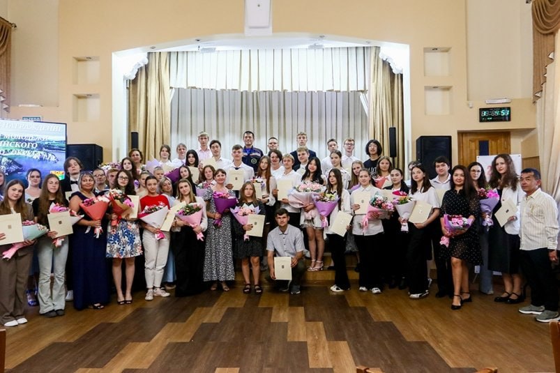 В Находке прошло торжественное чествование выпускников-стобалльников и волонтеров Начальник управления образования Евгения Мухамадиева вручила лучшим представителям молодого поколения Находки сертификаты стипендиатов главы Находкинского городского округа за активную общественную работу и заметный вклад в развитие молодежной политики. Благодарственным письмом главы Находкинского городского округа "За трудолюбие, настойчивость, целеустремленность, желание получать новые знания" наградили выпускников 11-х классов общеобразовательных учреждений — Айгюн Кишиеву и Руслана Илларионова, получивших 100 баллов по результатам ЕГЭ. Подробнее — в материале ИА NakhodkaMedia. Фото: администрация НГО NakhodkaMedia Прислать новость