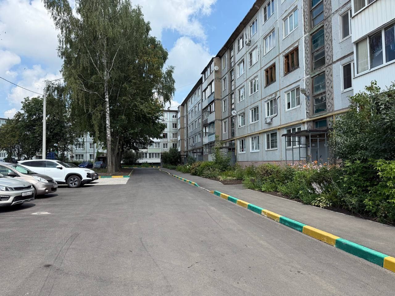 В этом году по национальному проекту «Инфраструктура для жизни» планируется благоустроить 16 дворов многоквартирных домов. Уже восемь из них — готовы: работы там завершены полностью. На днях представители администрации вместе с представителями из Регионального центра компетенций по вопросам городского развития Правительства Тульской области проверили, как прошло благоустройство во дворах на улице Есенина. Источник