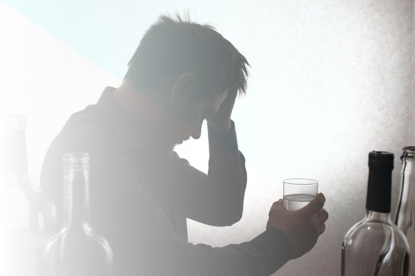 В Питере пить и не только В граде Петра отмечен резкий рост пьянства и наркомании На берегах Невы в 2024 году резко выросла заболеваемость алкоголизмом и наркоманией такой неутешительный вывод делают в Петростате Так мрачный диагноз алкоголизм и алкогольные психозы в минувшем году впервые получили почти 1 3 тысячи петербуржцев что на 22 2 больше чем годом ранее Но увы еще быстрее растет питерская наркомания за прошлый год она выросла на 24 6 Число диагностированных в городе наркоманов за год превысило 512 человек Самое страшное что болезнь по имени наркотическая зависимость редко бывает излечима чаще это билет в один конец Есть и еще один показатель явно связанный с этими двумя это заболеваемость сифилисом Одурманенные зельем люди вряд ли будут думать о безопасности во время секса Результат налицо в Питере на 9 1 выросло число зараженных сифилисом По итогам года в городе выявили 1 2 тысячи новых случаев Питер Ньюс Алкоголизм Наркомания Рост Piter News 24 Подписаться