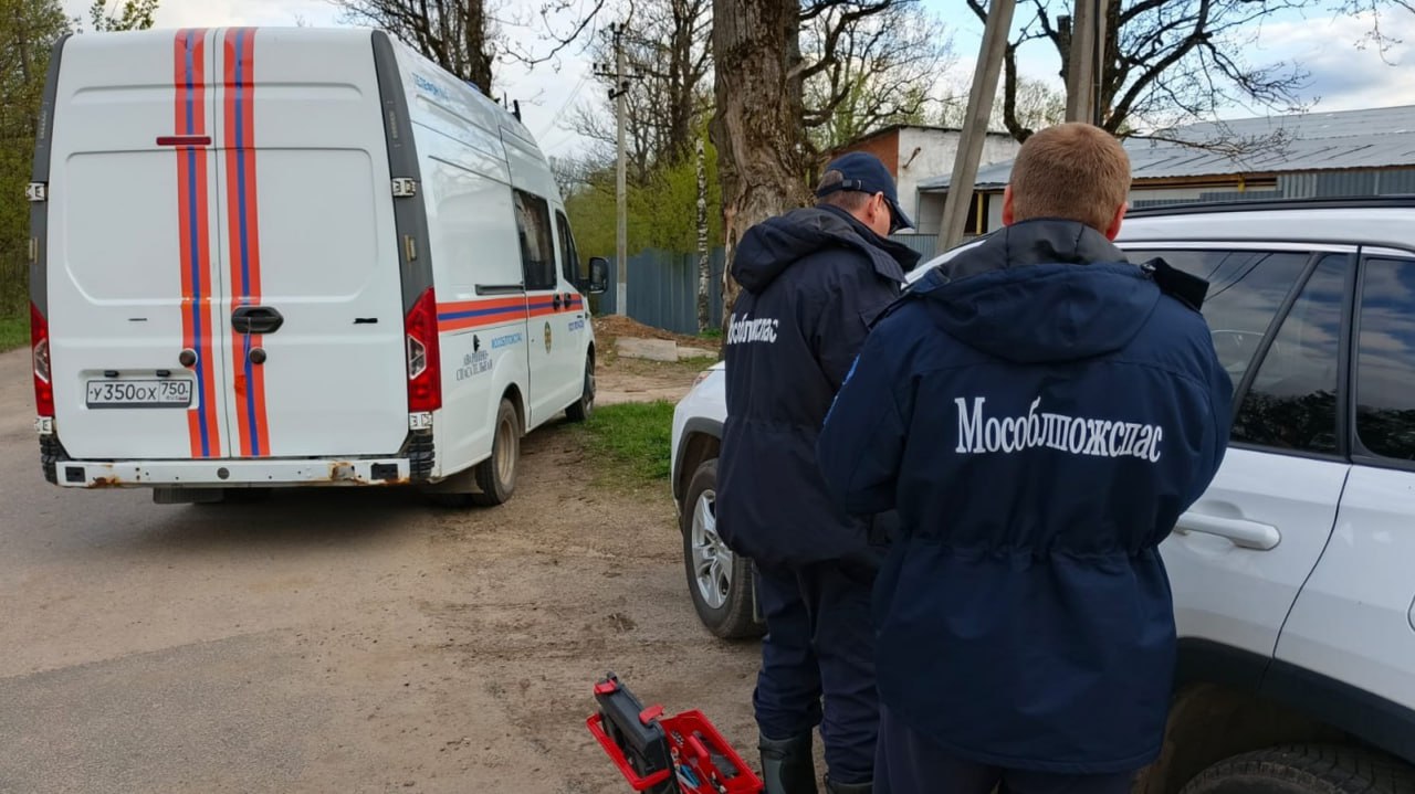 Вчера работники поисково-спасательного поста 233-й пожарно-спасательной части #Мособлпожспас освободили ребёнка из запертого автомобиля. Инцидент произошёл в поселке Мостовик Сергиево-Посадского городского округа. В единую службу экстренной службы #112 обратилась мама полуторагодовалой девочки, которая оказалась запертой в припаркованной легковушке. Прибыв на место вызова, работники противопожарно-спасательной службы выяснили, что женщина вышла ненадолго из машины, оставив ключи в авто. Внезапно сработала противоугонная система, и дверные замки заблокировались. Оценив ситуацию, спасатели успокоили женщину, а затем аккуратно открыли двери с помощью специального инструмента. Девочка все это время сидела в своем автокресле, спокойно наблюдая за работой профессионалов. "Мособлпожспас"