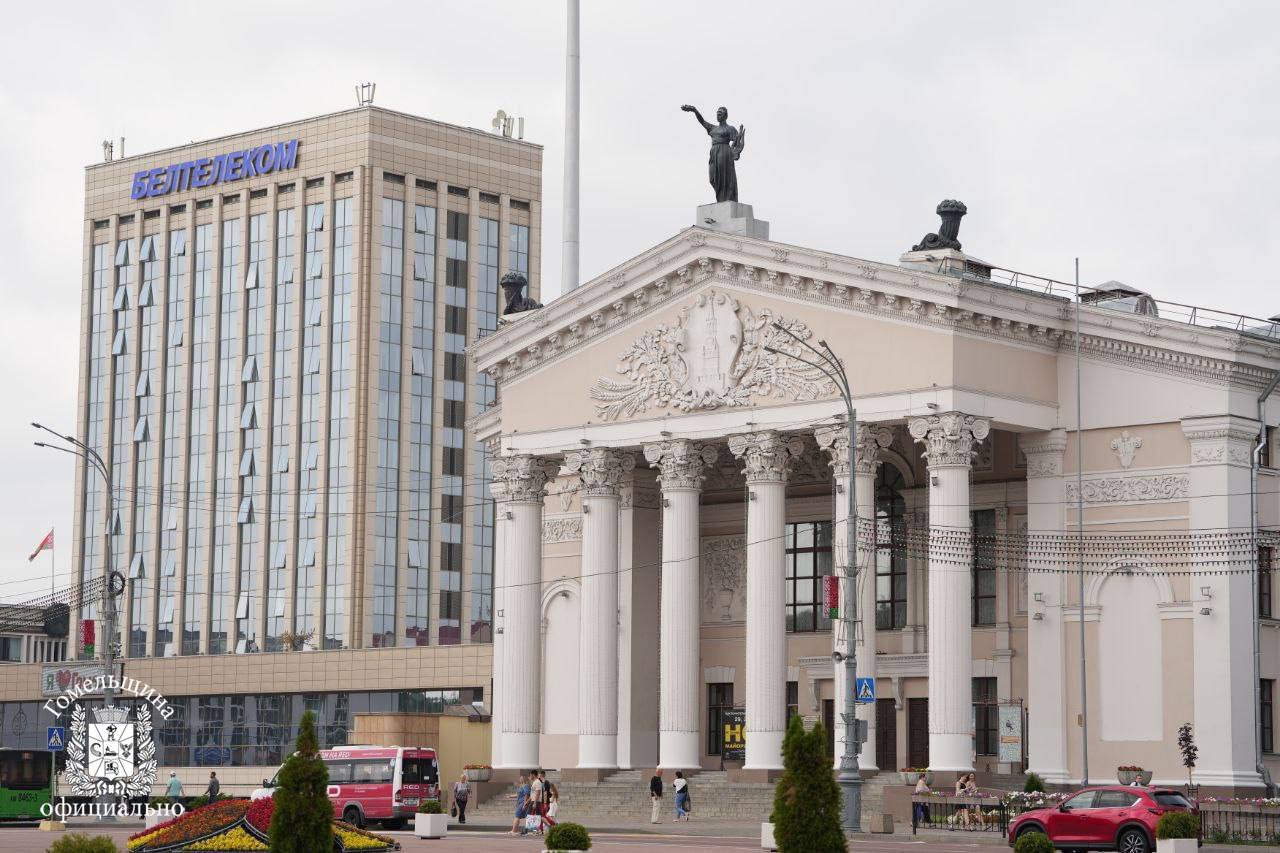 Стартовал отбор заявок на участие в открытом региональном фестивале театрального искусства Славянские театральные встречи который в этом году пройдет в Гомеле с 20 по 24 мая К участию в театральном форуме приглашаются белорусские и зарубежные региональные театры ориентированные на славянскую культуру драматургию историю Срок подачи заявки 10 марта Ее форма и положение представлены по ссылке Результаты рассмотрения заявок станут известны до 30 марта Девиз нынешнего фестиваля Театр дарит счастье