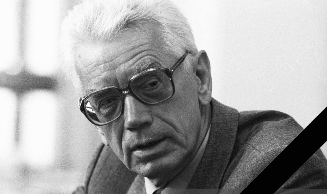 Умер последний член Политбюро ЦК КПСС Вадим Медведев. Ему было 96 лет, сообщила пресс-служба РАНХиГС. В 1980-е он занимал ключевые должности в высшем партийном руководстве СССР. Среди них секретарь ЦК КПСС, председатель Идеологической комиссии и член Президентского Совета. Отмечается, что Медведев сыграл важную роль в идеологическом обновлении страны в годы перестройки. «В частности, он вернул в общее пользование из спецхранов запрещенные книги, журналы и документы, способствовал реабилитации многих жертв политических репрессий 1920–1950-х годов, отменил вузовские курсы “История КПСС” и “Научный коммунизм”», — сказано в публикации.