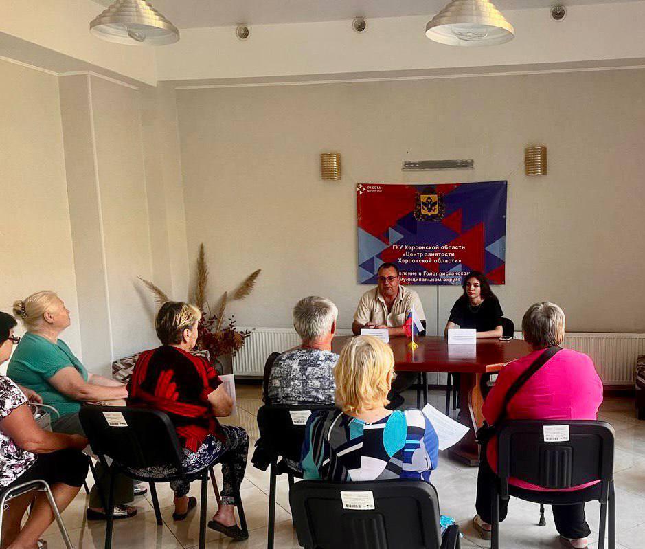Ярмарка вакансий в Голопристанском муниципальном округе В отделении ГКУ Херсонской области Центр занятости населения Херсонской области в Голопристанском МО состоялась ярмарка вакансий с работодателями и соискателями округа чтобы помочь найти работу мечты как можно большему числу жителей Ключевые моменты мероприятия Вниманию соискателей было представлена актуальная база вакансий Присутствующие получили подробные консультации по трудоустройству профориентации и возможности переобучения по программе национального проекта Кадры Специалисты помогли разобраться с подачей заявления на ЕЦП Работа в России Гости ярмарки смогли в неформальной обстановке пообщаться с работодателями узнать об условиях труда и задать все интересующие вопросы Простая и эффективная форма когда соискатели могут напрямую пообщаться с работодателями задать вопросы найти своё место Поддерживаю такие инициативы они помогают людям и развивают местную экономику заявил Губернатор Херсонской области Владимир Сальдо Подписаться на канал ВКонтакте Одноклассники