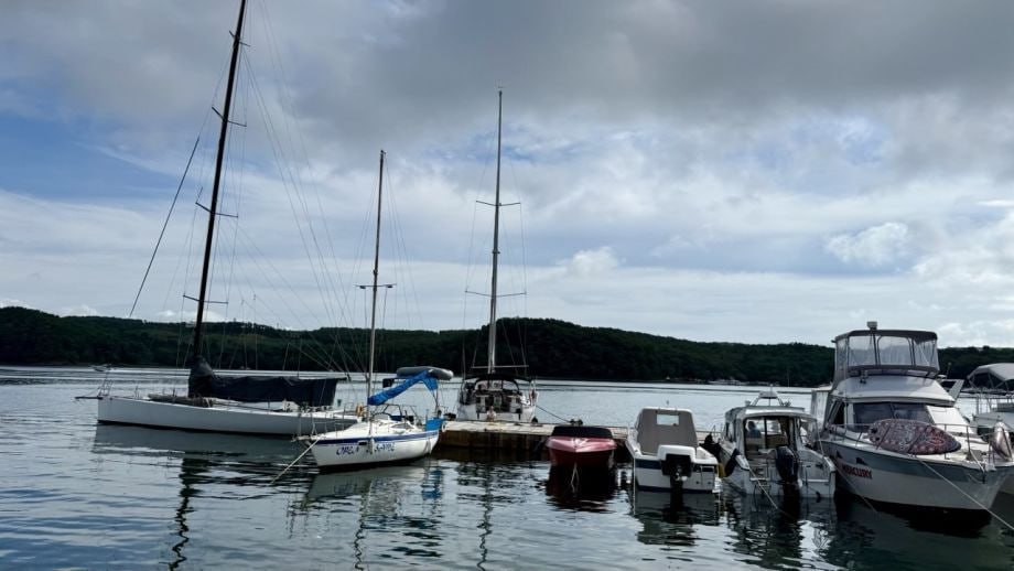 Сезон лодок и катеров закроется в Приморье раньше обычного Навигация маломерного флота в Приморье официально завершается Соответствующее распоряжение подписал губернатор края Олег Кожемяко Согласно документу движение маломерных судов в прибрежной акватории региона завершится 15 ноября Контроль за исполнением распоряжения возложен на Государственную инспекцию по маломерным судам   В прошлом году навигация закрылась 20 ноября Если у вас есть новость пишите нам в чат бот