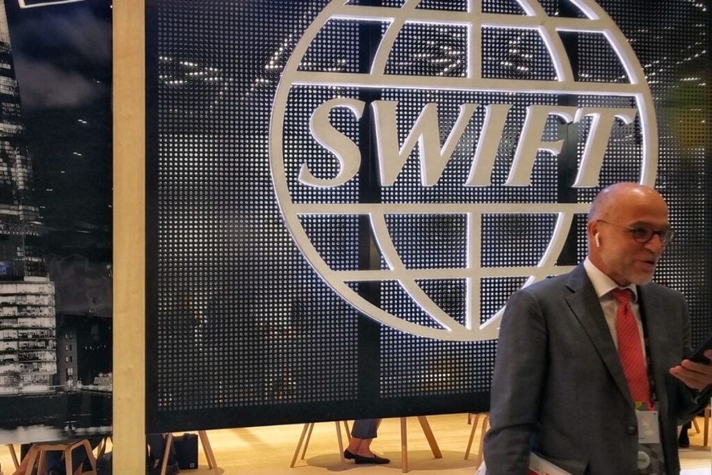 ЕС обсуждает идею отключения более 20 банков от SWIFT в рамках санкций против РФ В Евросоюзе обсуждают предложение об отключении более 20 банков от SWIFT и о снижении "потолка" цен на нефть в рамках следующего пакета санкций против РФ/ "ЕС рассматривает возможность отключения свыше 20 банков от SWIFT ... , а также - о снижении "потолка" цен на нефть", - говорится в сообщении.