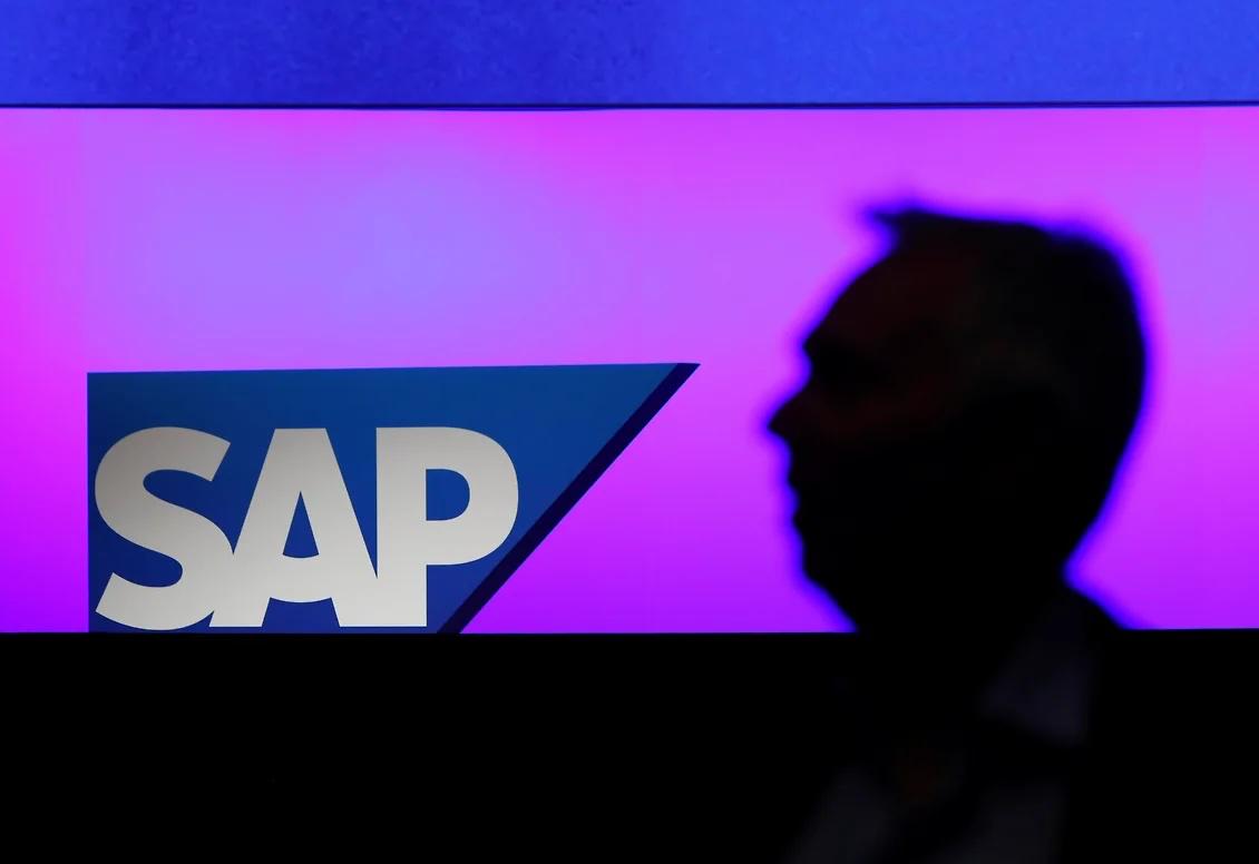 Арбитражный суд Москвы взыскал убытки с дочерней структуры немецкой SAP поставщик ПО для бизнеса в пользу ее российского контрагента Эй Би Си Консалтинг Убытки причинены отказом вендора от договоров по предоставлению облачных услуг в связи с уходом европейской компании из России после начала СВО Такое решение столичный суд вынес несмотря на оговорку в контракте об ограничении ответственности SAP признав это условие незаконным Юристы считают это важным прецедентом поскольку в контрактах большинства поставщиков ПО есть аналогичные условия об ограничении ответственности Столичный суд согласился с тем что перенос ЦОДов за пределы РФ сделал невозможным исполнение договоров по внедрению поддержке и доработке облачного ПО SAP SuccessFactors для российских заказчиков Кроме того российское законодательство прямо запрещает обработку данных россиян вне территории РФ Однако дело осложняла оговорка в договоре об ограничении и исключении ответственности на которую ссылалась САП СНГ В условиях соглашений говорилось что размер ответственности вендора не может превышать цену годовой подписки за облачную услугу а за любые косвенные убытки компания ответственности не несет Telegram Дзен MAX