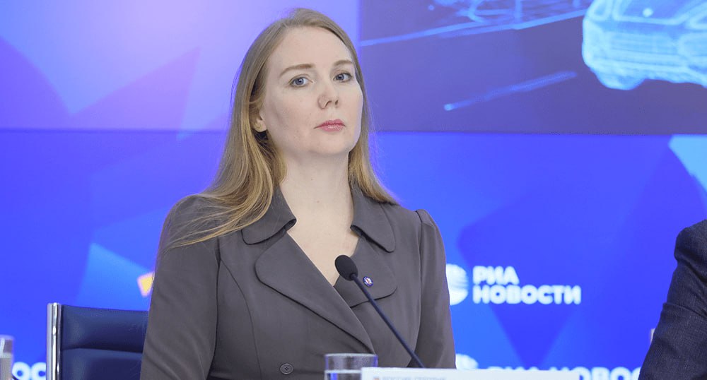 Дефицит кадров в гостиничной отрасли достигает 30 В гостинично туристической сфере России занято около 1 5 млн человек Средний дефицит кадров по отрасли составляет порядка 30 текучесть около 70 Одна из ключевых причин высокая доля линейного персонала и как следствие низкие средние зарплаты По оценке вице президента РСТ сопредседателя национального экспертного совета по подготовке кадров гостиничной и туристической отрасли при Минэкономразвития РФ Анны Кувайцевой дефицит усиливается на фоне активного развития ресторанной и гостиничной сфер При этом бизнес продолжает инвестировать в подбор обучение и удержание сотрудников компенсируя кадровые риски собственными программами подготовки До 2030 года отрасли потребуется дополнительно около 300 тыс специалистов Одними из самых дефицитных остаются повара колледжи не успевают готовить их в необходимом объеме поэтому часть подготовки работодатели берут на себя Все подробности в материале RTN rata ru