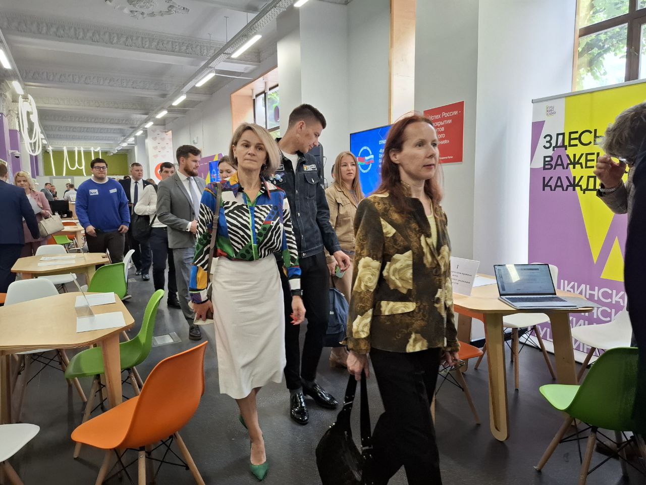 В Смоленске сегодня обсуждают стратегию молодежной политики Союзного государства Беларуси и России на среднесрочную перспективу 2025 - 2027 годы . В числе рабочих тем - гражданское и патриотическое воспитание, совместные проекты в сфере образования и науки, IT, медиа и укрепление сотрудничества между российскими и белорусскими молодежными объединениями и их лидерами. Главный ресурс сегодня это молодежь. Где она там и развитие. Где молодежь чувствует себя комфортно, тот регион имеет перспективы для развития. Второй вопрос идеологический, об идентичности ценностям наших двух государств, - установочно приветствовал участников стратсессии губернатор Смоленской области Василий Анохин.