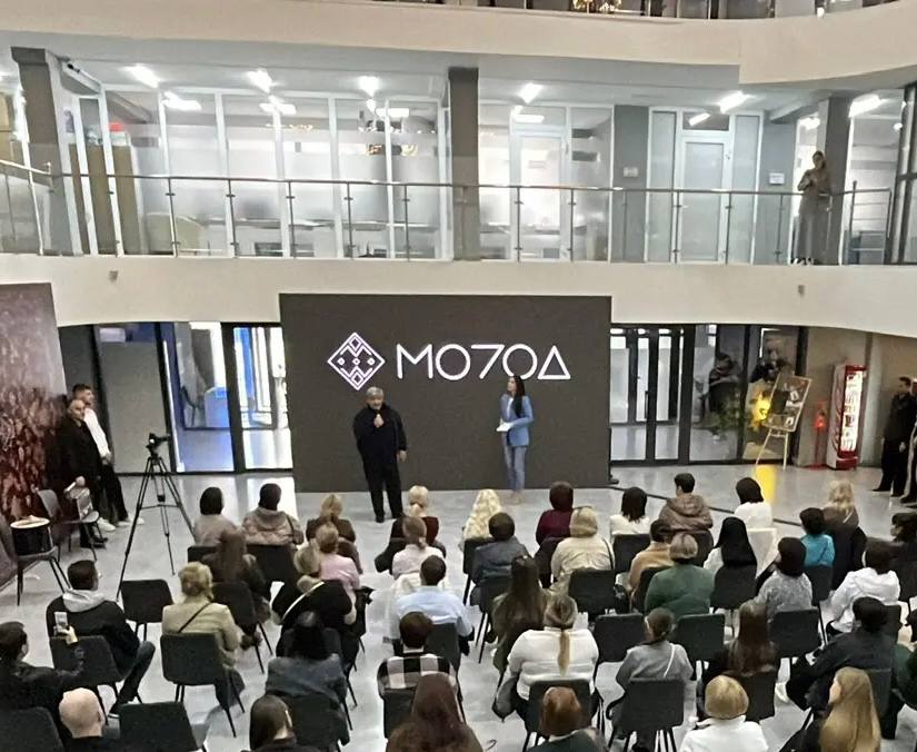 Казбек Коков встретился с молодежью Глава КБР Казбек Коков сегодня встретился с участниками образовательного курса по развитию молодежной политики второго модуля Школы замов который в эти дни проводится в Нальчике на базе республиканского Дома молодежи Организаторы Центр знаний Машук и Министерство молодежной политики Ставропольского края при поддержке Министерства по делам молодежи Кабардино Балкарии Подробнее здесь