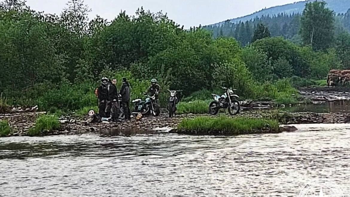 Ночная драма в горах: под Уфой спасли 15 подростков-байкеров Группа из 15 подростков на мотоциклах заблудилась в районе Инзерских Зубчаток, их искали всю ночь . Ребята отправились покорять Зубчатки утром, но к вечеру не вернулись. Когда на звонки никто не отвечал, родители забили тревогу. Спасатели начали поиски в тумане и темноте. Подростки вышли на связь под утро — сами выбраться не могли. Группа застряла в 6 километрах от села Тирлянский: у мотоциклов закончился бензин или случились поломки. Только спустя два часа спасатели добрались до них и эвакуировали в село. Все живы, но в Госкомитете напомнили: такие «приключения» легко могут закончиться трагедией. Правила безопасности, которые нарушили подростки: без сопровождения взрослых — нельзя; нужен чёткий маршрут и запас топлива; обязательно — трекер, аптечка, еда; ночные горные маршруты — крайне опасны. Инзерские Зубчатки — одно из красивейших мест Башкирии. Но природа требует уважения.