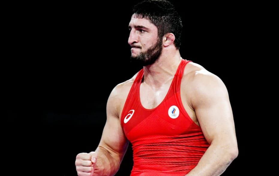 Двукратный олимпийский чемпион по вольной борьбе Абдулрашид Садулаев подписал контракт с Real American Freestyle RAF RAF это американская организация проводящая профессиональные турниры по борьбе Как сообщил журналист Ариэль Хельвани дебют Садулаева в организации ожидается в мае