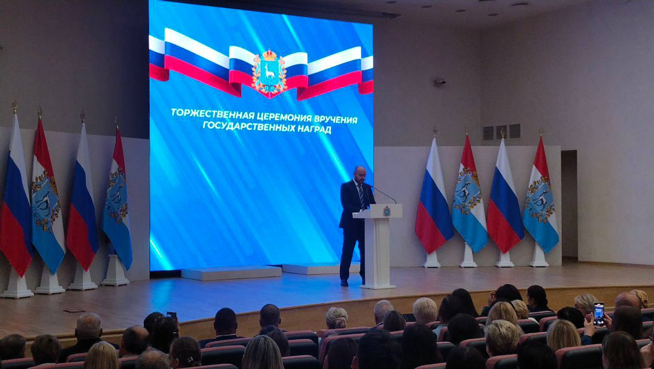 Губернатор Самарской области Вячеслав Федорищев вручает выдающимся жителям региона Государственные награды  Всего отмечены 25 человек. Среди наград - медали ордена "За заслуги перед Отечеством" I и II степени, почетные звания "Заслуженный врач РФ" и "Заслуженный артист РФ", знаки отличия "Материнская доблесть" I и II степени, а также ряд региональных почетных званий.   : ГТРК Самара
