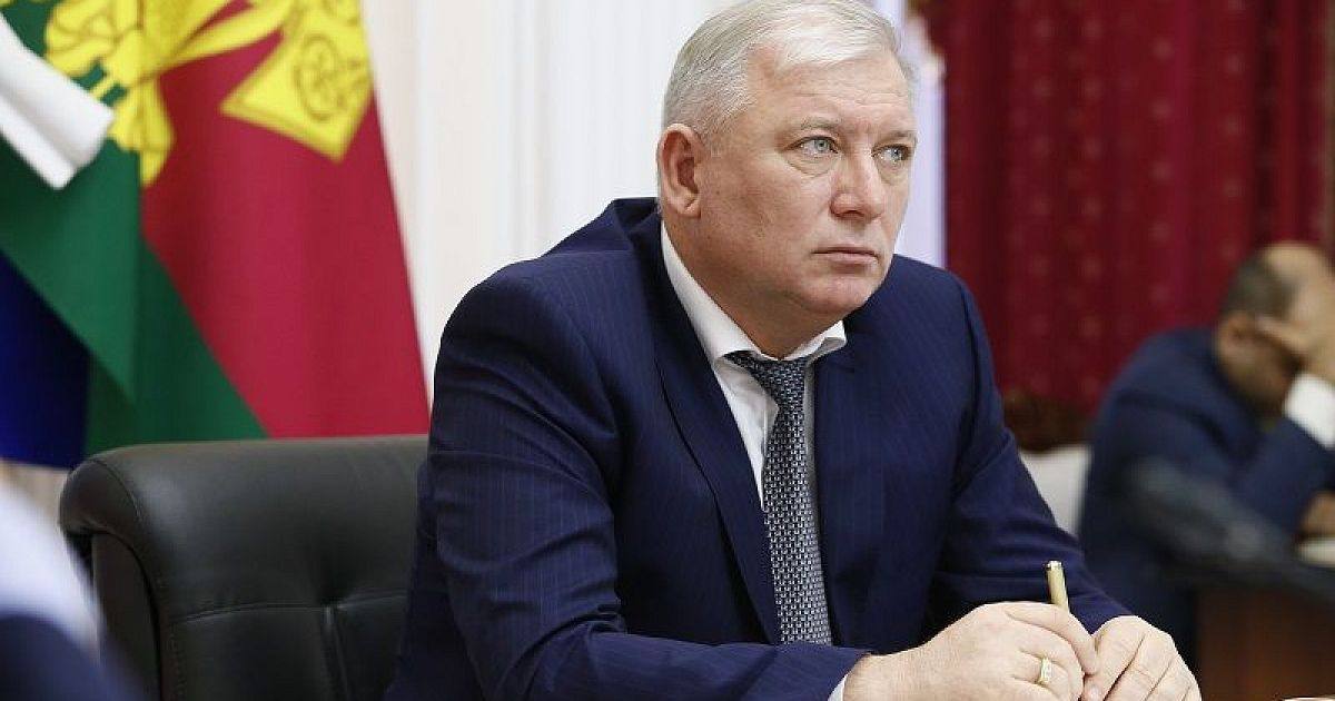 Обвиняемый во взятке депутат Госдумы от Краснодарского края Анатолий Вороновский отказался от мандата Депутат Госдумы от Краснодарского края Анатолий Вороновский ставший фигурантом уголовного дела написал заявление о сложении мандата Об этом сообщает РБК со ссылкой на источник в Госдуме 11 ноября Госдума дала согласие на лишение депутатской неприкосновенности Анатолия Вороновского после соответствующего представления от прокуратуры Причиной стало возбужденное в отношении парламентария уголовное дело о получении взятки в особо крупном размере ч 6 ст 290 УК РФ До избрания в Госдуму Вороновский был заместителем губернатора Краснодарского края он курировал дорожное строительство По версии следствия именно в этот период он мог получить от коммерческой структуры ряд имущественных выгод Общая сумма предполагаемых взяток оценивается в 25 млн руб в их числе квартиры в Сочи и Краснодаре оформленные на мать и сына Вороновского Кроме того компания якобы благоустроила его частное домовладение в Усть Лабинском районе   свои фото видео и истории присылайте нашему боту prostokrd bot Подпишись на наш канал в Telegram MAX