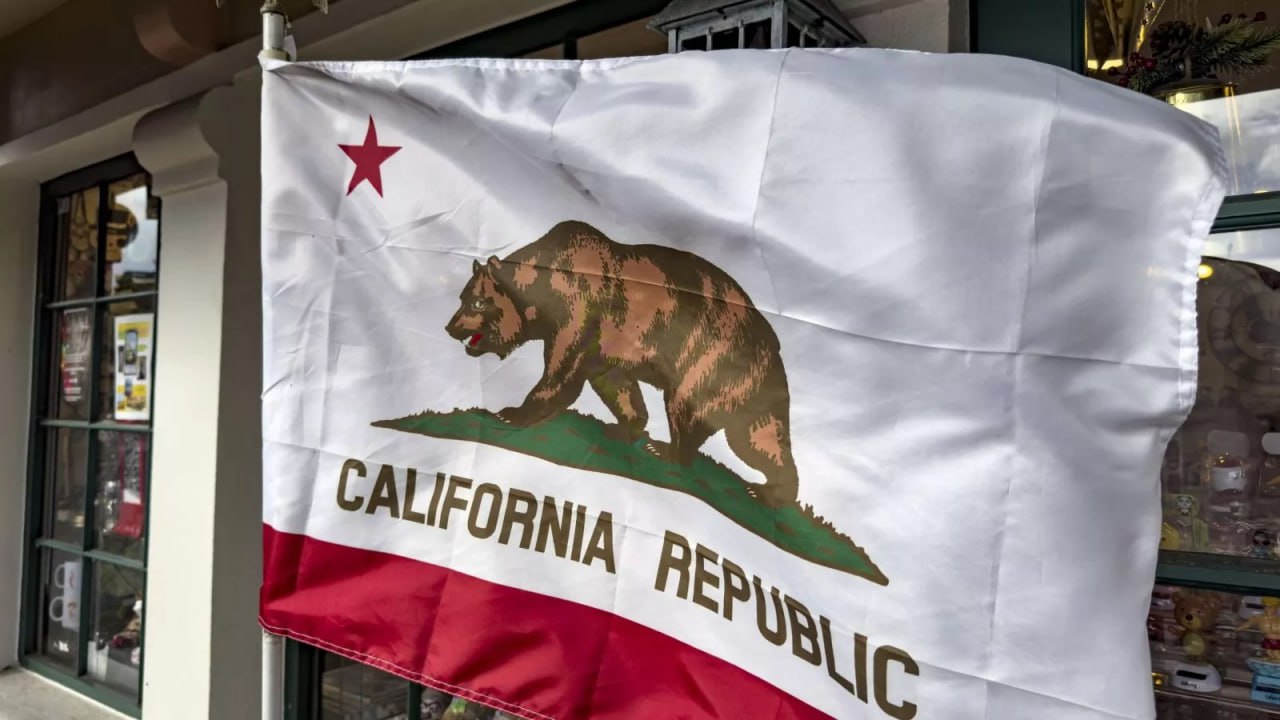 44% граждан штата Калифорния поддерживают Calexit — выход из состава США, пишет Newsweek. Это рекордный уровень поддержки независимости штата, заявил директор ICI Койот Марин.  Предыдущий рекордно высокий результат по числу калифорнийцев, желающих отделиться от США, был зафиксирован в июне 2021 года, тогда он составил 42%.  Напомним, в начале июня в Лос-Анджелесе вспыхнули беспорядки из-за рейдов против нелегальных мигрантов. В ответ на это Трамп, минуя губернатора Калифорнии Гэвина Ньюсома, распорядился направить в город военнослужащих Нацгвардии.  Подписаться   Читать эксклюзив