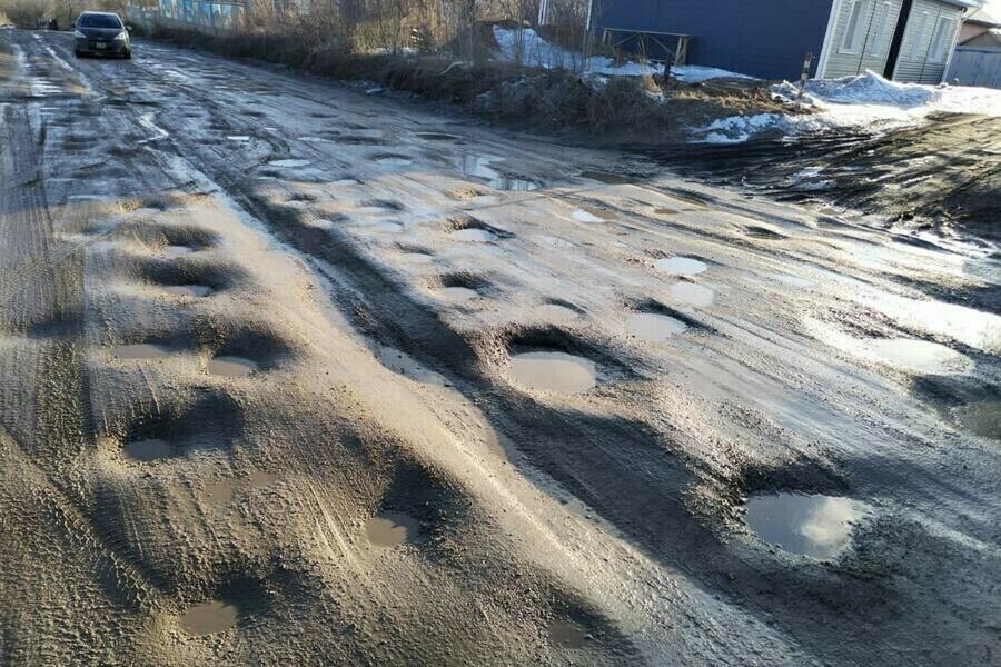 За нарушения законодательства при содержании автомобильных дорог к административной ответственности привлечен руководитель МБУ «ГСТК». Ему назначен штраф. Прокуратура Благовещенска совместно с сотрудниками Госавтоинспекции провела проверку исполнения требований законодательства при содержании автомобильных дорог. Проверкой выявлено более 20 участков городских дорог, находящихся в неудовлетворительном состоянии, имеются многочисленные выбоины и повреждения значительных размеров. В связи с чем прокурор города в отношении директора МБУ «ГСТК» возбудил дело об административном правонарушении по ч. 1 ст. 12.34 КоАП РФ несоблюдение требований по обеспечению безопасности дорожного движения при содержании дорог . Постановлением мирового судьи директор МБУ «ГСТК» привлечен к административной ответственности, ему назначен штраф в размере 20 тысяч рублей. После вмешательства надзорного ведомства были приняты меры к приведению дорожной сети в нормативное состояние, устранение выявленных нарушений остается на контроле в прокуратуре города, сообщает прокуратура Амурской области.