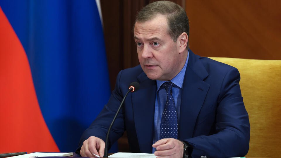 "Страдают близкие соседи, плачут вырожденцы в Туманном Альбионе, бесится полоумная старуха Европа" Так Дмитрий Медведев прокомментировал влияние тарифов США на экономику ЕС. "Им совсем несладко. Надо идти на поклон, чтобы совершить ритуальную сделку под кодовым названием "kiss my ass". А тут ещё на юге Европы свет пропал... Да! Да! Всем понятно, кто это сделал ", — подчеркнул он. Зампред Совбеза РФ также отметил, что с Китаем "у Трампа промашка вышла", так как страна обладает огромными ресурсами и гигантским внутренним рынком, а потому экономика КНР выдержит любой прессинг. Отправить новость