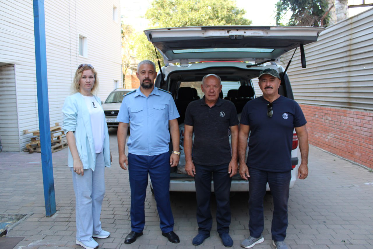 Не словом а делом Прокуратурой Мелитопольского района выявлены случаи нахождения граждан в тяжелой жизненной ситуации. Прокурором Мелитопольского района Совместно с секретарем местного отделения партии «Единая Россия» Петром Жигайловым при участии исполнительного секретаря Виктории Школьняк оказали гуманитарную помощь пострадавшим от взрыва украинского снаряда в селе Светлодолинское на улице Школьная, это привело к разрушению двух домов и серьезным повреждениям трех других, включая разрушения кровли, стен и окон. В груз входило продукты питания, предметы личной гигиены, постельные принадлежности, одеяла и подушки. Гуманитарную помощь оказали для решения социально-бытовых проблем. Читайте «Единую Россию» в TG, ВК, ОК, Дзен и на сайте.