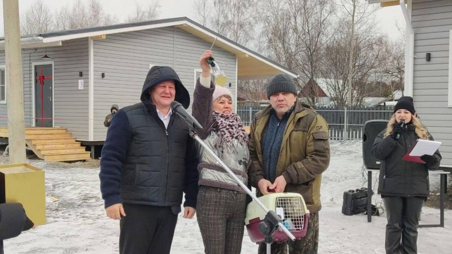 Ключи от новых домов, построенных по госпрограмме «Комплексное развитие сельских территорий», вручили жителям Чегдомына  В 2024 году было возведено 6 таких домов – 2 в поселке Переяславка и 4 в Чегдомыне. В этом году начнется строительство еще 15 домов в Чегдомыне и 3 – в Ванинском районе.    Принять участие в программе могут люди, которые живут и работают в сельской местности и признаны нуждающимися в улучшении жилищных условий.    Сельские жители, работающие в сельском хозяйстве или соцсфере, могут получить соцпомощь на строительство или покупку жилья.    Фермеры могут получить компенсацию за жилье для своих сотрудников в размере 40 тыс. рублей за кв. м.