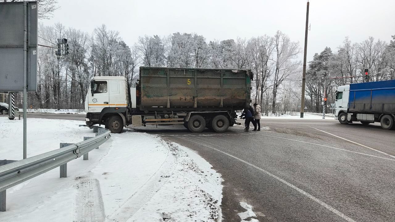 Грузовик попал в ДТП на скользкой дороге в Тамбовской области.  Небольшая авария, участником которой стал мультилифт регионального оператора, произошла на светофоре в районе станции Рада. - Машина поворачивала с Рассказовского шоссе, чтобы поехать в сторону мусоросортировочного предприятия, но из-за скользкой дороги въехала в отбойник. К счастью, никто не пострадал, даже отбойник, так как скорость была минимальной  впрочем, разогнаться на повороте такой машине вряд ли вообще возможно . При осмотре места происшествия оказалось, что участком дороги, повлиявшим на создание опасной ситуации, оказалась обледеневшая заплатка из литого асфальта. - сообщает телеграм-канал "ПроМусор   68".    Мой Тамбов