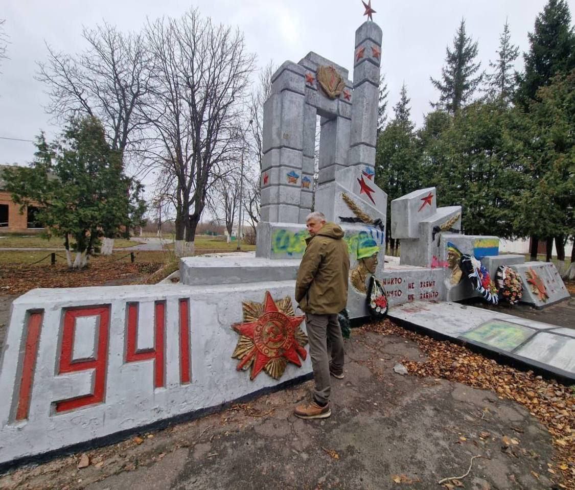 Латвийский националист Валдас Барткевичус , который мочился на памятник воинам ВОВ в оккупированной Судже, остался без пальцев после взрыва некоего устройства, которое он поднял с земли   признан экстремистом и террористов в РФ   Регнум