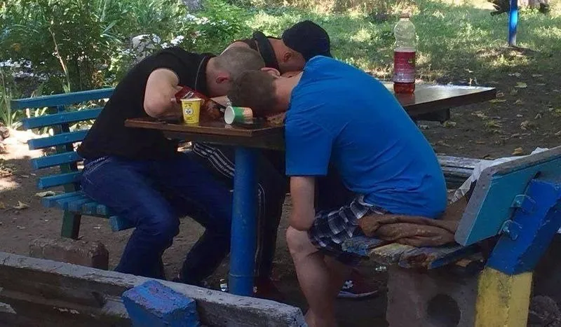 В этом году региональное ведомство по сельскому хозяйству и продовольствию вводит новую систему размещения уличных кафе Предприниматели освобождаются от ежегодного продления разрешений и получают долгосрочные контракты на бесплатной основе Ранее рестораторам приходилось ежегодно подавать заявки через портал региональных госуслуг для установки столиков на муниципальной земле Теперь в Подмосковье разрабатывается постоянная схема размещения Чтобы включить в нее новую веранду на бессрочный период достаточно будет однократно направить электронную заявку через портал Мой АПК Для заведений на первых этажах с отдельным входом и витринным фасадом предусмотрены специальные условия Если рядом найдется подходящая территория такие площадки будут включены в схему размещения торговых объектов на постоянной основе С владельцами будут заключаться договоры на срок до пяти лет Глава министерства Сергей Двойных отметил что размещение таких веранд останется бесплатным соответствующее решение принял губернатор региона Пятилетние контракты дадут предпринимателям возможность уверенно инвестировать в качественное оборудование и дизайн своих площадок не опасаясь потери места в следующем сезоне Муниципалитеты уже подготовили списки мест для размещения веранд не учитывая действующие предприятия общепита Для уже работающих пунктов переход на новые правила произойдет автоматически и не потребует дополнительных документов В 2025 году в регионе функционировало более 1 1 тысячи летних кафе новые условия направлены на сохранение этого числа и значительное снижение бюрократической нагрузки на малый бизнес