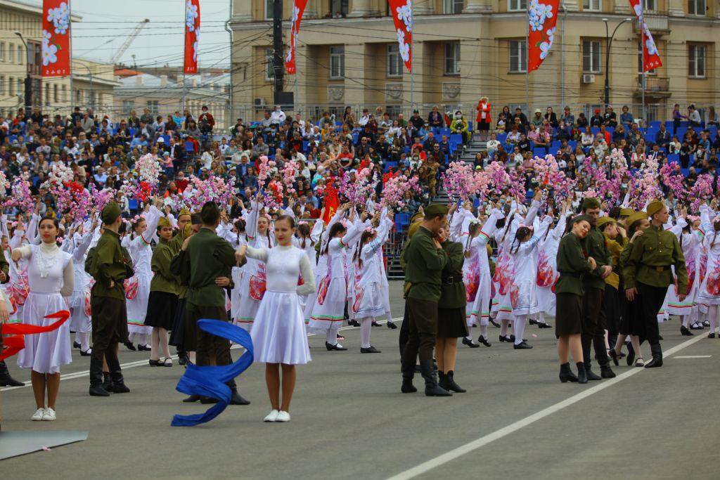 Парад в Челябинске завершат самым массовым исполнением песни «День Победы» Финальная песня на торжественном построении в День Победы на площади Революции станет самой массовой за всю современную историю города. Впервые ее исполнит хор из нескольких сотен человек. — Мы всегда делаем эпилог после парада, но в этом году он будет таким мощным и серьезным. В финале «День Победы» будет исполняться не двумя–тремя артистами, как это бывает обычно, а хором из 450 человек. Так что я считаю, что вся площадь, все, кто будет наблюдать за парадом, наверное, ее подхватят, — рассказал о сюрпризах в культурной программе к 9 Мая глава регионального минкульта Алексей Бетехтин. Творческий эпилог стал фишкой торжественного построения в Челябинске. В этом году в его финале также выступит заслуженная артистка России Юлия Чичерина. Она же станет хедлайнером главного вечернего концерта. Ветеранам, которые не смогут лично побывать на параде, устроят праздник прямо во дворе. Эта возникшая во времена пандемии коронавируса традиция получила большой отклик. — Концерты во дворах будут проходить повсеместно. Особенно там, где живут ветераны войны, которым сложно куда-то передвигаться на мероприятия. Они начнутся уже с 8 мая, — уточнил Алексей Бетехтин. На массовых мероприятиях будут работать так называемые фронтовые бригады. Они состоят из работников учреждений культуры, которые помогут воссоздать военную атмосферу. В форме военных лет они выступят, в том числе, на дворовых концертах, возле домов культуры и городских праздниках. Эти бригады можно будет встретить, к примеру, возле театра оперы, драмтеатра, Арт-сквере на набережной и в других локациях. Голосовать за канал