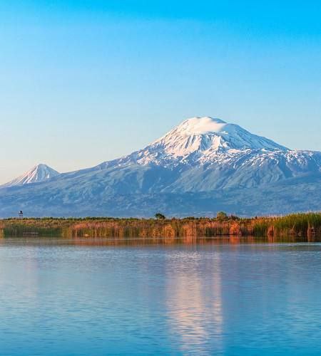 Дети в Армении не знают что гора Арарат расположена в другой стране Турции заявил премьер Никол Пашинян Я подошел к костру спросил детей какая самая высокая гора в Армении 70 детей ответили что Арарат они даже не знают что Арарат не находится на территории Республики Армения Даже многие кто общается с нами армянами не знают этого потому что мы так говорим Потом они узнают удивляются разве Арарат находится не на территории Республики Армения Что они о нас думают приводит Armenpress слова политика Власти Армении с 1 ноября со штампов пересечения границы госграницы уберу изображение горы Арарат НАШИ РЕСУРСЫ Telegram YouTube RUTUBE