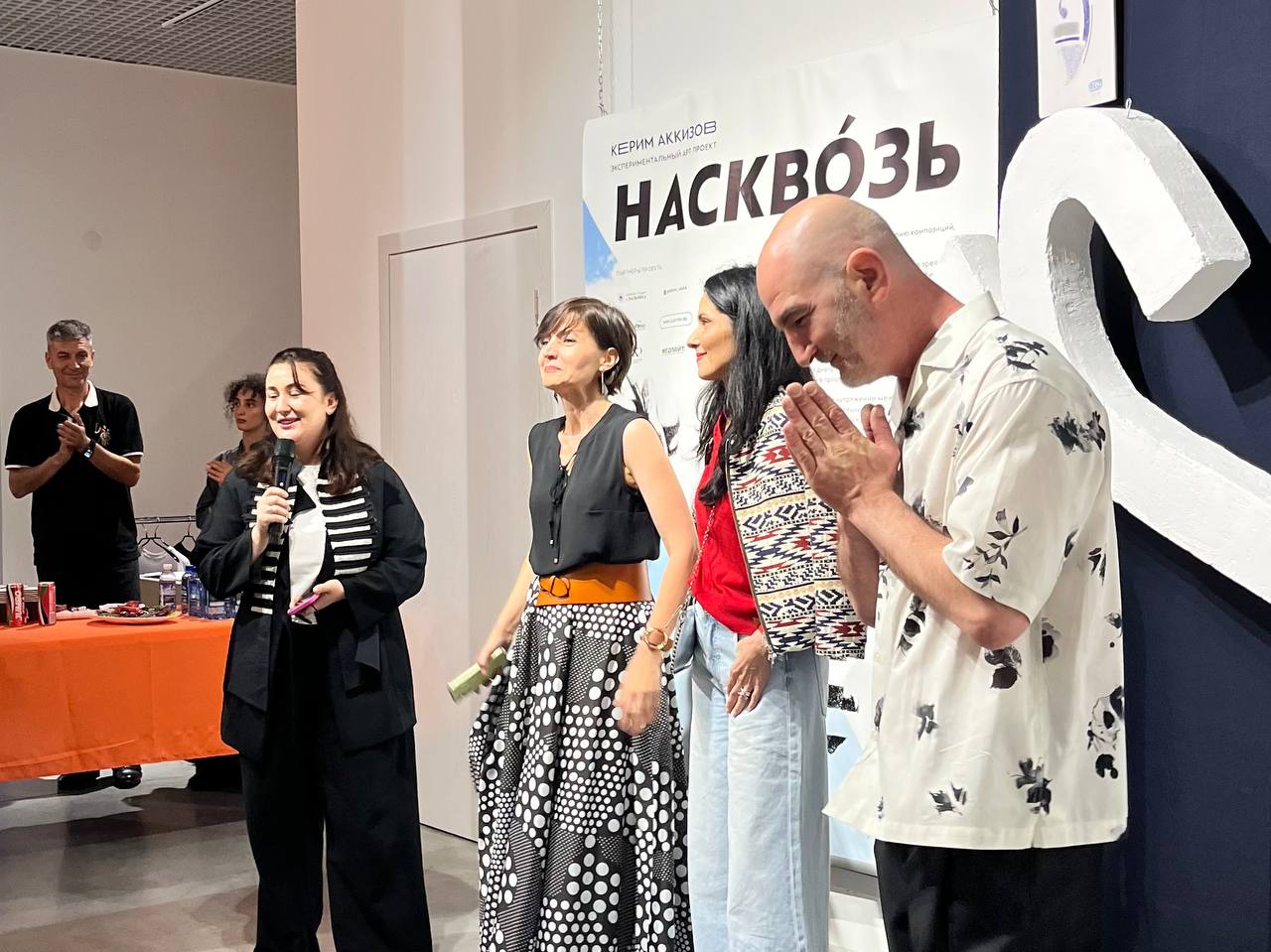 Насквозь через пять десятилетий В Нальчике открылась выставка «Насквозь» художника Керима Аккизова, приуроченная к 50-летнему юбилею автора, сообщает корреспондент РИА «Кабардино-Балкария». Выставка открылась в павильоне современного искусства в Парке Столетия. Эта третья часть общей экспозиции – первые две открылись ранее. В экспромт-галерее на пешеходной части улицы Кабардинской представлена графика разных лет, в музее ИЗО им. А. Л. Ткаченко – ретроспектива под названием «Связанная история». Подробнее здесь