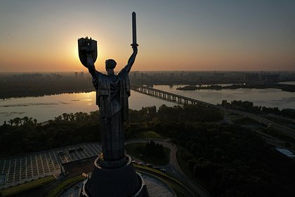 В Словакии высказались о возможной поездке лидеров ЕС в Киев на 9 Мая Значимые политики не поедут в Киев на 9 мая. Такое мнение высказал вице-спикер парламента Словакии Тибор Гашпар в беседе с ТАСС. Парламентарий отметил, что из-за продолжающихся переговоров между Россией и США крупные политические деятели Европейского союза ЕС скорее всего откажутся от посещения Киева 9 мая. «Сейчас демонстрация поддержки той или иной стороны — не самая удачная тактика с политической точки зрения. Поэтому мне кажется, что никто из лидеров стран ЕС туда не приедет», — высказался Гашпар по поводу возможных визитов глав европейских государств на Украину. Он также положительно оценил предложение президента России Владимира Путина объявить перемирие в честь празднования 80-летия Победы. По мнению Гашпара, на это время «все орудия должны были бы стихнуть».