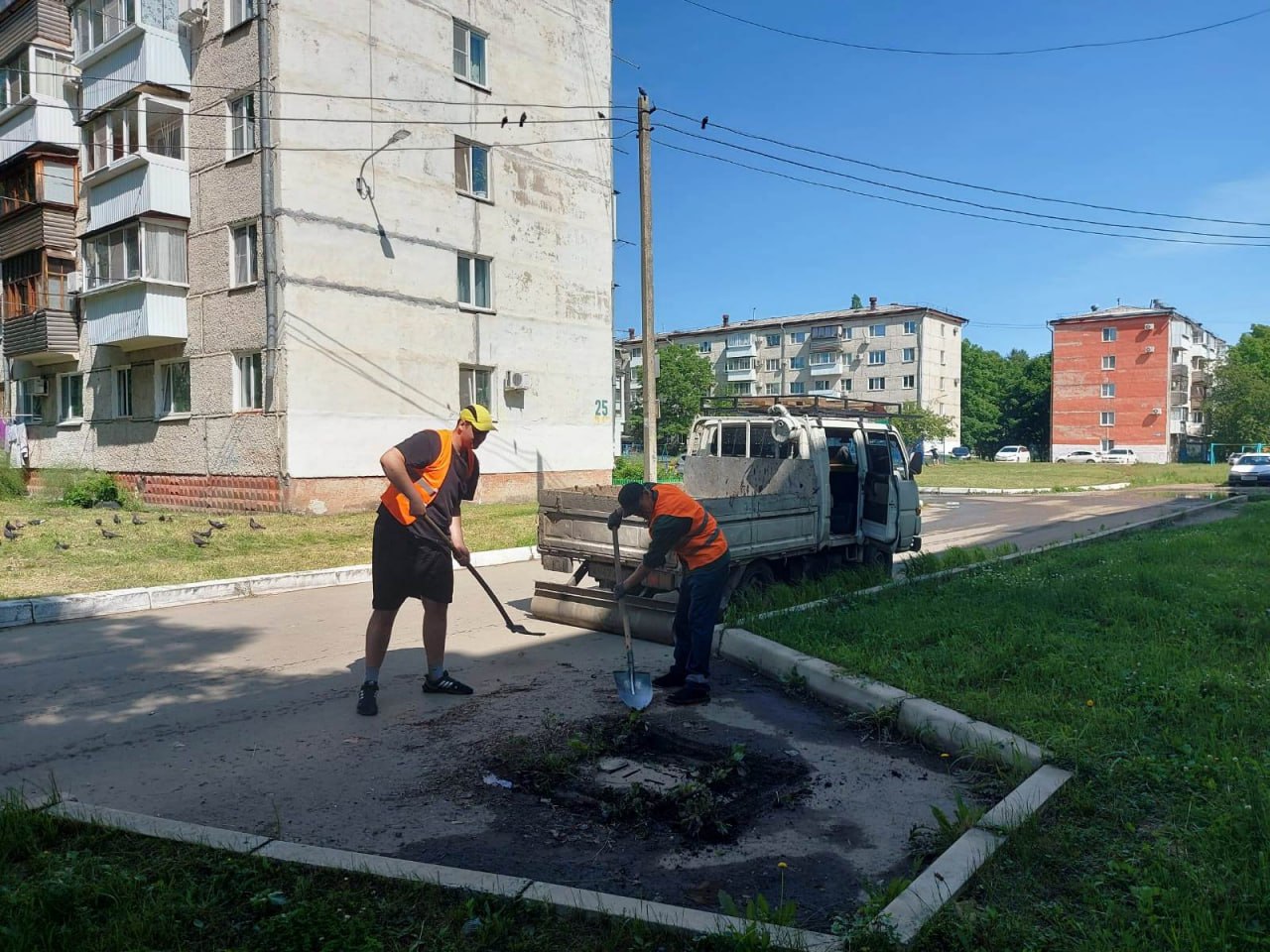 В Биробиджане специалисты приводят в порядок ливневые колодцы Подрядчик ежедневно расчищает ливневки от иловых наслоений, мусора и грязи. Это одна из мер, которая помогает отводить дождевую воду. Работа будет вестись вплоть до морозов. Расчистка ливневых колодцев от грязи, ила, песка и мусора – это одна из мер, благодаря которой можно увести дождевую воду, — рассказал мэр Биробиджана Максим Семёнов. – Подрядчик провел работы в районе домов по Набережной № 4 и 26, по улицам Шолом-Алейхема, 40 лет Победы, Пионерской Горького, Октябрьской, Пушкина, пер. Театральному и не только. За летний и осенний периоды необходимо расчистить ливневые колодцы на наиболее проблемных участках областного центра. #ливневыеколодцы #биробиджан #мэрбиробиджана #мэриябиробиджана