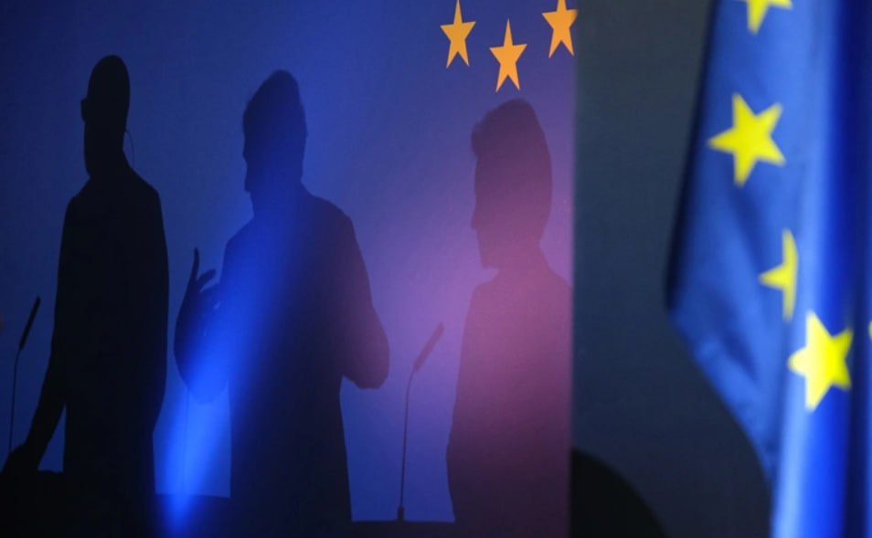 План европейских стран по предоставлению Украине репарационного кредита за счет замороженных активов России за пределами самого ЕС будет воспринят как конфискация и отпугнет инвесторов в европейский суверенный долг Об этом предупредил бельгийский депозитарий Euroclear где находится большая часть российских суверенных активов передает Financial Times Издание ссылается на письмо направленное Euroclear европейским руководителям В нем депозитарий предупреждает что правительства стран ЕС могут столкнуться с более высокими расходами на обслуживание собственных долгов если продолжат воплощать план по использованию замороженных активов России для финансирования кредита Киеву на сумму 140 млрд Репарационный кредит может нанести ущерб привлекательности европейских финансовых рынков и инвестиционному климату в Европе говорится в письме Euroclear адресованном главе Еврокомиссии Урсуле фон дер Ляйен и главе Евросовета Антониу Коште Возникшая в результате премия за риск приведет к устойчивому росту спредов по европейским суверенным облигациям что приведет к повышению стоимости заимствований для всех государств членов пишет генеральный директор Euroclear Валери Урбен Страны ЕС в последние месяцы ведут активные переговоры о выделении Киеву нового кредита на 140 млрд Против в частности выступает Бельгия где находится Euroclear Москва неоднократно предупреждала что любые действия со своими зарубежными активами сочтет воровством и даст на это ответ а свои интересы будет отстаивать в судах Фото Sean Gallup Getty Images РБК в Telegram и MAX