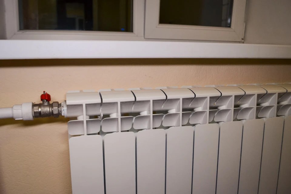 Тепло могут дать досрочно но не всем когда в Челябинске начнется отопительный сезон В Челябинске могут включить отопление в помещениях детских садов школ и больниц не дожидаясь старта отопительного сезона Согреются ли батареи будет зависеть от руководителей социальных учреждений Чтобы обогрев начали досрочно им нужно подать заявление в теплоснабжающую компанию Заявку одобрят если у школы или больницы нет долгов за отопление а трубы в здании не текут и работают без нарушений Жилой фонд будет подключен к подаче тепла после старта отопительного периода Решение о дате начала отопительного периода принимает глава города сообщили в компании УСТЭК Челябинск При этом мэр города руководствуется правилами которые установило федеральное правительство По ним обогревать жилые дома начинают лишь после того как пять дней подряд среднесуточная температура на улице не поднимается выше 8 градусов Подписаться на chelkp