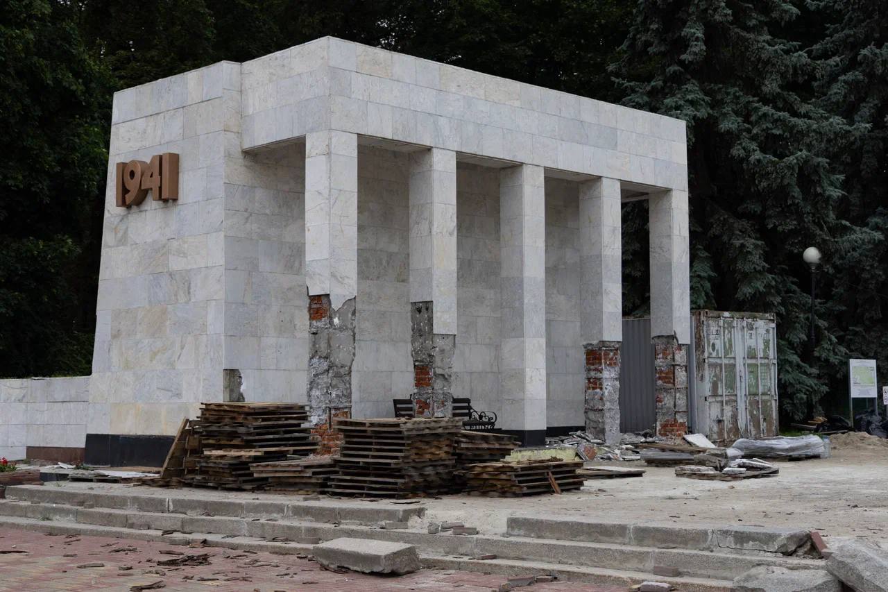 Ленобласть продолжает восстанавливать мемориалы в Курской области, где покоится более 100 ленинградцев. Предстоит демонтировать старую плитку, восстановить металлические элементы и установить новое освещение в следующих памятных местах: обелиск «Героям-летчикам 16-й воздушной армии»; памятный знак комсомольцам-курянам; мемориал «Памяти павших в ВОВ 1941-1945 гг.» — проект реализуется при поддержке бюджета 47-го региона. Средства были выделены решением Александра Дрозденко. Зампред правительства Ленобласти Владимир Цой проверил ход работ. «Для нас это не просто строительные работы — это особая миссия сохранения исторической памяти. Каждый восстановленный памятник становится мостом между поколениями, живым напоминанием о подвиге, который мы не имеем права забывать. Среди многих бойцов Курской битвы были и ленинградцы. Больше сотни уроженцев Ленинградской области погребены в большом мемориале «Памяти павших в Великой Отечественной войне 1941-1945 гг.», — отметил Владимир Цой. Торжественное открытие главной аллеи мемориала состоится уже через год — в августе 2026 года.