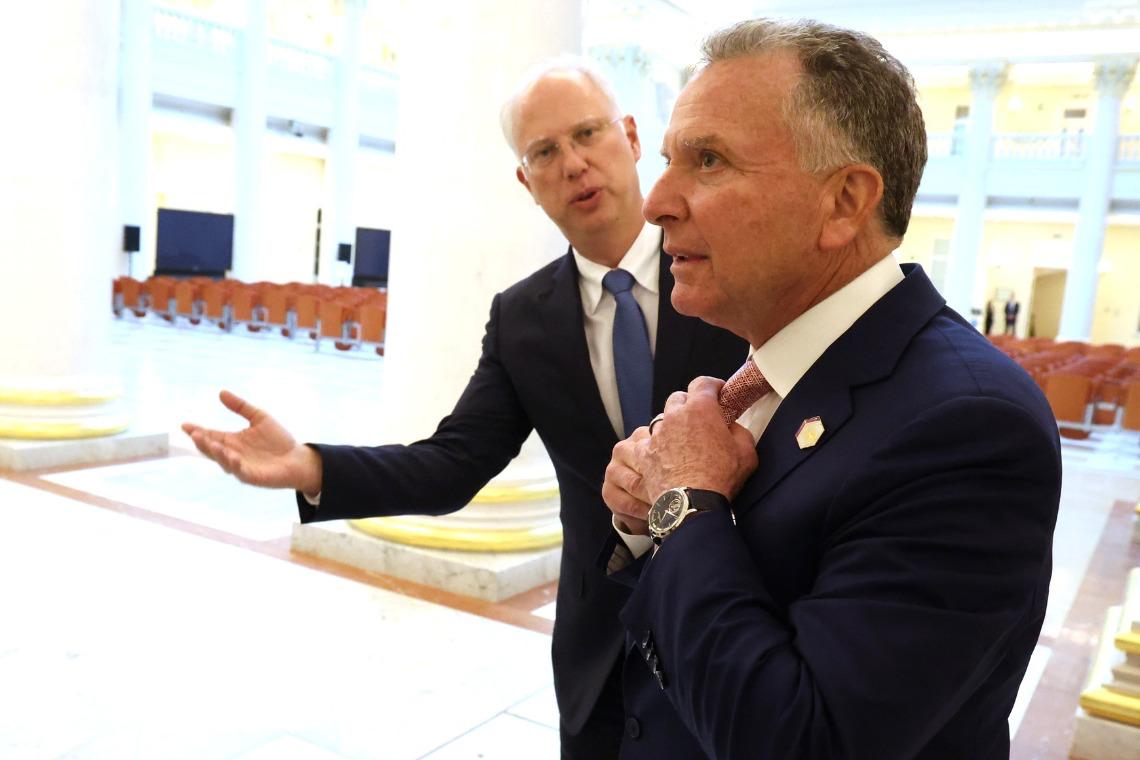 США передали Кириллу Дмитриеву согласованный с Украиной проект мирного плана По данным Axios спецпредставитель президента РФ встретился в Париже со Стивом Уиткоффом и Джаредом Кушнером На встрече обсуждался возможный план урегулирования украинского кризиса Источник издания сообщает что Уиткофф и Кушнер передали Дмитриеву согласованный с Украиной проект мирного плана для последующей передачи президенту России Владимиру Путину После того как по большинству пунктов удалось договориться с Киевом Белый дом как отмечается рассчитывает получить четкий ответ Москвы по этому предложению   Подпишитесь на Абзац TG VK Дзен MAX Rutube