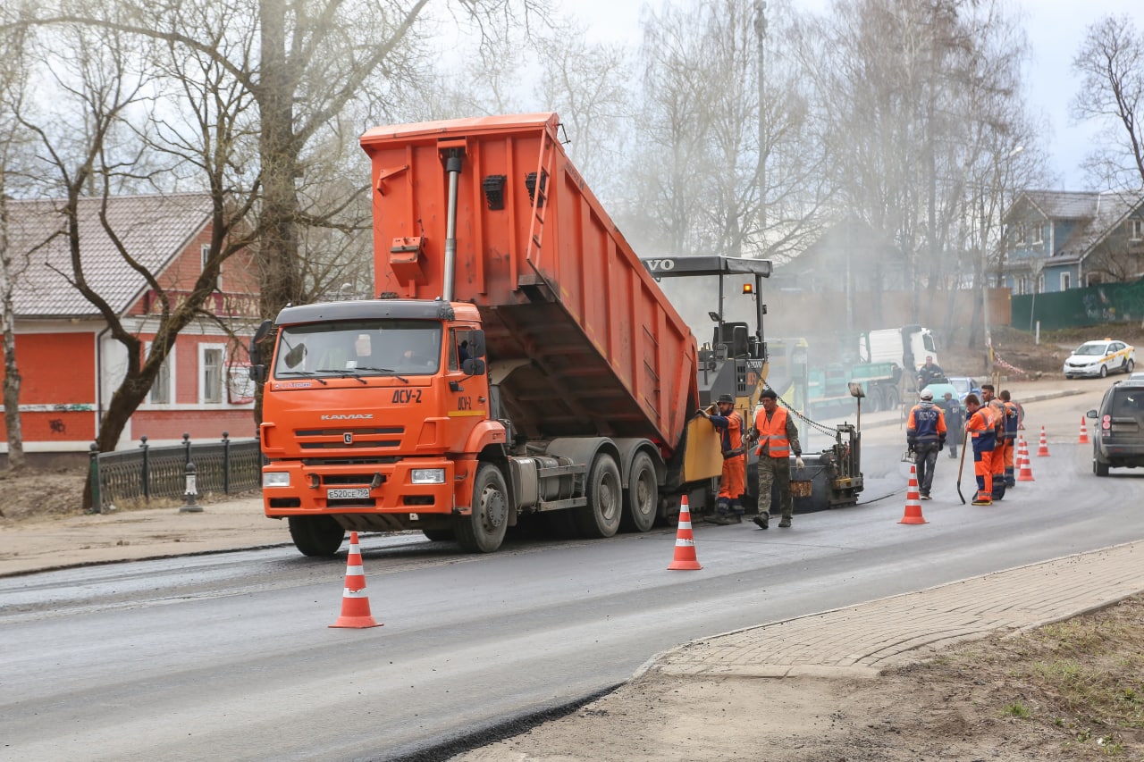 Администрация Сергиево Посадского округа утвердила перечень муниципальных дорог для ремонта в 2026 году В муниципальную программу вошли десятки адресов Наиболее масштабные работы по капитальному ремонту дорожного полотна проведут на трёх участках дорога к подворью Покровского Хотькова монастыря в деревне Сосино дорога от Большого Московского кольца до въезда в село Слотино и участок от трассы М 8 Холмогоры до СНТ Заречье в Голыгино В Сергиевом Посаде обновят 16 объектов включая улицы Пограничная Владимирская Центральная а также дороги в микрорайонах Ферма и Семхоз В деревне Чарково в рамках программы поддержки многодетных семей отремонтируют пять проездов Кроме того запланирован ремонт твёрдого покрытия на улице 50 лет Октября и 23 м проезде в Краснозаводске на улицах Седина Молодогвардейской и 2 й Комсомольской в Хотькове а также на улице Спортивной в посёлке Реммаш В Пересвете обновят дорогу к городскому кладбищу в деревне Самойлово это наказ местных жителей Также в планах ремонт улицы Ленинской в Муханове дорог в Заболотье и Горошково а также участка между деревнями Житниково и Пузино Напомним в прошлом году ремонтные работы были выполнены на 45 участках муниципальных дорог ВПЕРЁД в мессенджере MAX