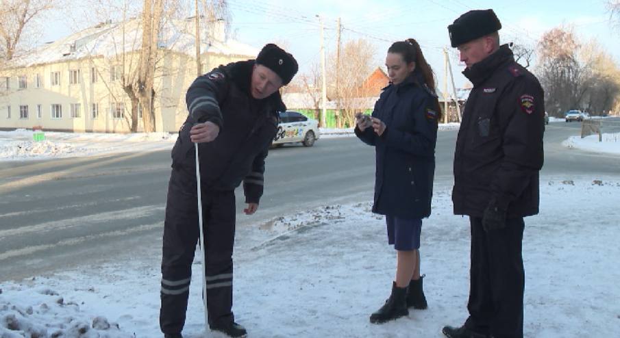 Прокурор Екатеринбурга и автоинспекторы проверили качество уборки городских дорог  Под ревизию попали улицы в Чкаловском и Ленинском районах. Среди нарушений — кучи снега на пешеходных переходах и наледь у остановок общественного транспорта.  «Погодные качели, когда у нас то плюс, то минус, дают специфику в том числе в уборке улично-дорожной сети. Дороги должны убираться ежедневно, ежедневно и прежде всего обращается внимание на те участки дороги, где наиболее интенсивное движение транспорта и пешеходов. Сейчас прежде всего это своевременность уборки для того, чтобы город к рабочей неделе был почищен надлежащим образом», — сказала прокурор Екатеринбурга Светлана Кузнецова.  Все выявленные нарушения компании-подрядчики, которые обслуживают территории, должны устранить в ближайшее время. За несоблюдение правил по обеспечению безопасности транспортного движения должностным лицам грозят штрафы до 30 тысяч рублей, для юридических — до 300.   Это уже вторая проверка качества уборки дорог с начала года. Прокурор и дорожные инспекторы уже обследовали Орджоникидзевский и Октябрьский районы, где тоже нашли нарушения.