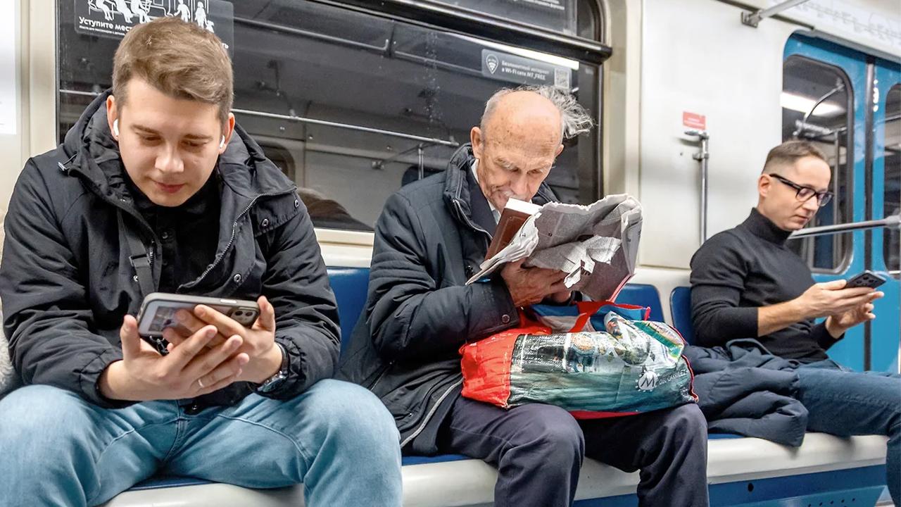 Средняя скорость мобильного интернета под землёй в Москве 94 7 Мбит с В этом году средняя скорость мобильного интернета в московском метро выросла с 85 5 Мбит с год назад до 94 7 Мбит с При этом в 2023 году скорость была выше 95 6 Мбит с Более высокой скорости пока не получается достичь в том числе из за того что пассажиры меньше пользуются Wi Fi нагрузка на сети растёт Объём трафика в метро Москвы тем временем вырос на 12 20 rozetked me news 42457