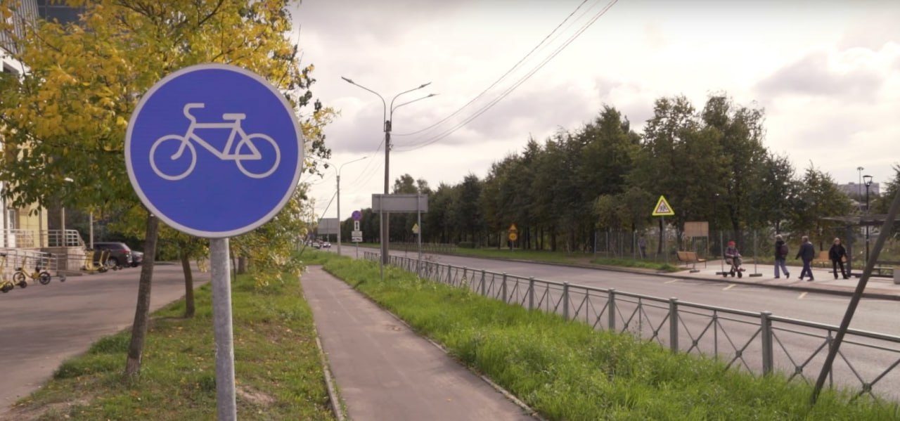 До конца года в Петербурге появятся новые велодорожки Маршруты создают во Фрунзенском Приморском и Красногвардейском районах сообщил директор СПб ГКУ Городской центр управления парковками Санкт Петербурга Михаил Курдяев Новые велодорожки планируют сдать в эксплуатацию к 14 ноября 2025 года Сейчас петербуржцам доступны 48 маршрутов длиной более 150 км Фото скриншот с видео Город Подпишись на Город