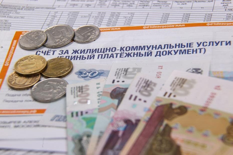 Многодетные семьи в РФ могут получить скидку на оплату услуг ЖКХ от 30% Об этом напомнил заместитель председателя комитета Госдумы по строительству и ЖКХ Сергей Колунов. Он отметил, что минимальная скидка, установленная федеральным законодательством, составляет 30%. Но часто регионы скидку делают больше. Так, например, в Подмосковье она может достигать 50%. Скидка начисляется автоматически, когда семья становится многодетной. Помимо этого, учителя, врачи, работники культуры и фельдшеры, работающие в сельской местности, также могут оформить компенсацию части расходов на оплату ЖКХ, напомнил депутат Александр Якубовский. На федеральном уровне установлена фиксированная сумма - 1200 руб. в месяц. Для оформления необходимо обратиться в отдел социальной защиты населения по месту жительства или в администрацию сельского поселения.