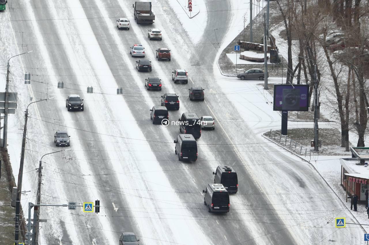 По проспекту Ленина промчался внушительный кортеж   Сегодня в Челябинске проходит выездное заседание совета Госдумы по вопросам развития промышленности. Об этом сообщил спикер ГД Вячеслав Володин.   По его словам, на заседании будут представители профильных ведомств, они посетят один из челябинских заводов. Какой — пока не называется.   Предположения?