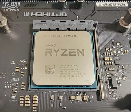 AMD работает над возвращением на рынок процессоров AM4 в связи с дефицитом памяти Как сообщает Tom s Hardware вице президент AMD Дэвид Макафи намекнул что компания работает над возвращением на рынок процессоров сокета AM4 в связи с дефицитом чипов памяти Топ менеджер заявил AMD безусловно рассматривает все возможные варианты чтобы увеличить поставки и вернуть продукты в экосистему AM4