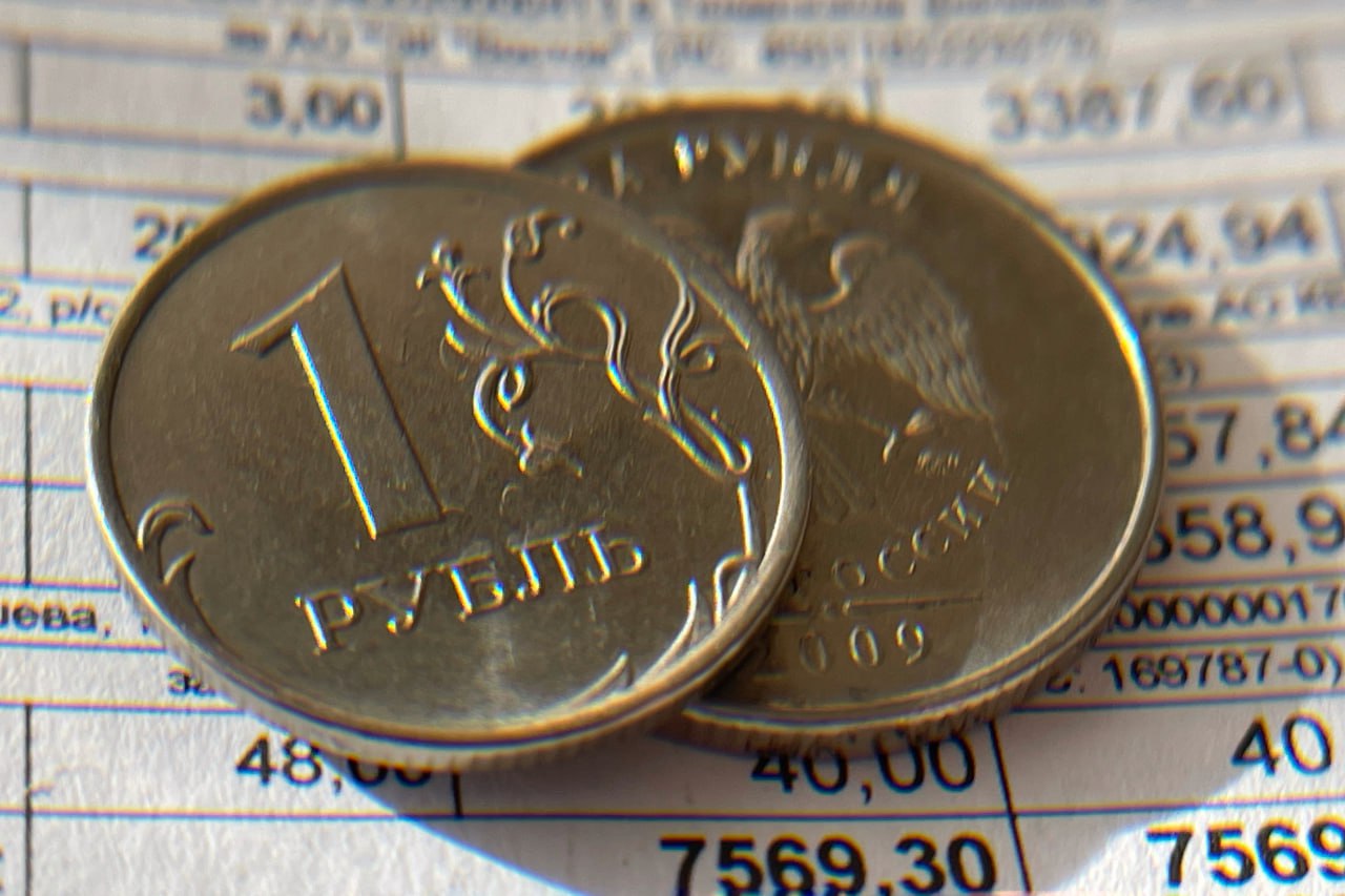 ⌨ Должников по коммуналке будут искать онлайн С 1 июля 2025 года в России стартует эксперимент: теперь УК и ресурсоснабжающие организации смогут одним кликом отправлять документы о долгах за ЖКУ через госуслуги. Вот как это будет работать: УК или РСО формируют документы в системе ГИС ЖКХ. Уведомление прилетает должнику сразу в личный кабинет Госуслуг — это уже считается официальным уведомлением. После этого документы автоматически уходят в суд. Суд выносит решение и отправляет его обратно через Госуслуги и приставам для взыскания. Такая схема уберет бумажную волокиту и сократит сроки взыскания долгов на 3-5 месяцев. Пока не сообщили, в каких регионах запустят систему — список обещают опубликовать через пару недель. Эксперимент продлится год, а потом решат, делать ли так по всей стране. Как вам такая инициатива? Пишите в комментарии Написать Чат Подписаться