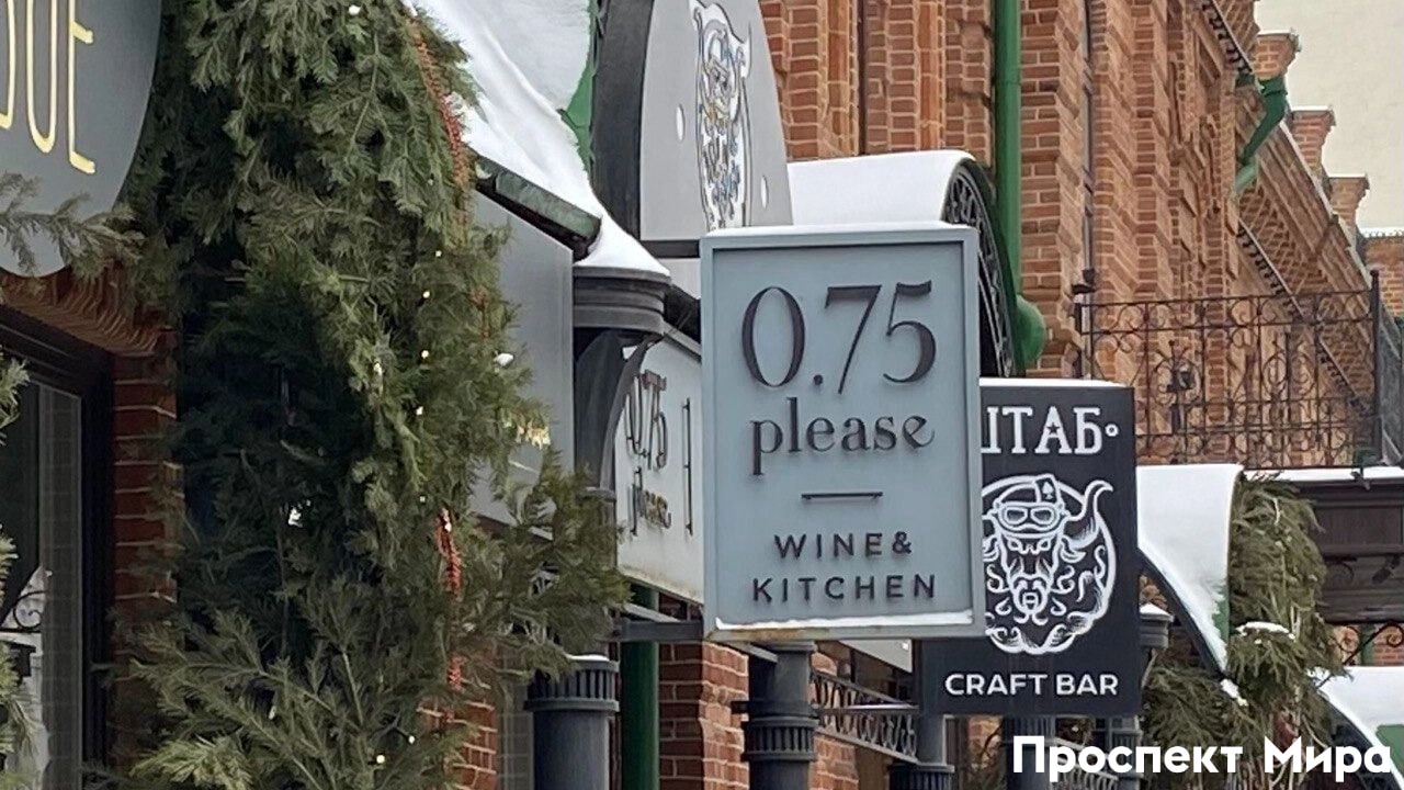 Красноярского ресторатора и основателя 0 75 Group требуют признать банкротом Иск к Александру Митракову поступил в арбитражный суд 16 января от Сбербанка Банк указывает что бизнесмен должен 21 миллион рублей Сам ресторатор заявил телеграм каналу Борус Люди что кредит принадлежит одной из его компаний Он планировал перенести долг на другие юрлица но банк обратился в суд Для меня это было новостью узнал из СМИ Начали разбираться в чем дело это кредит одной из моих московских компании ООО Скай Мы со Сбером вели переговоры о реструктуризации кредита и переносе его на другие юрлица так как компания прекратила свою деятельность Почему они подали заявление на меня как на физика мне не известно Естественно это заявление мы будем аннулировать На деятельности ресторанов это никак не отразится цитируют бизнесмена журналисты Александр Митраков основатель 0 75 Group в которую входят рестораны 0 75 please Сибиряки Mike Molly Jil и другие prmira news